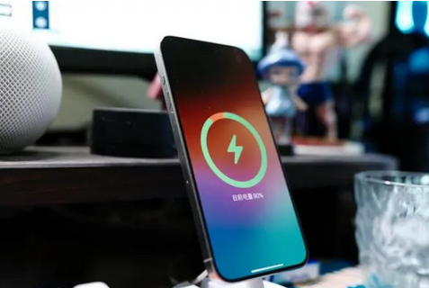 灵川苹果15换屏服务分享用什么充电器给iPhone15充电更好 